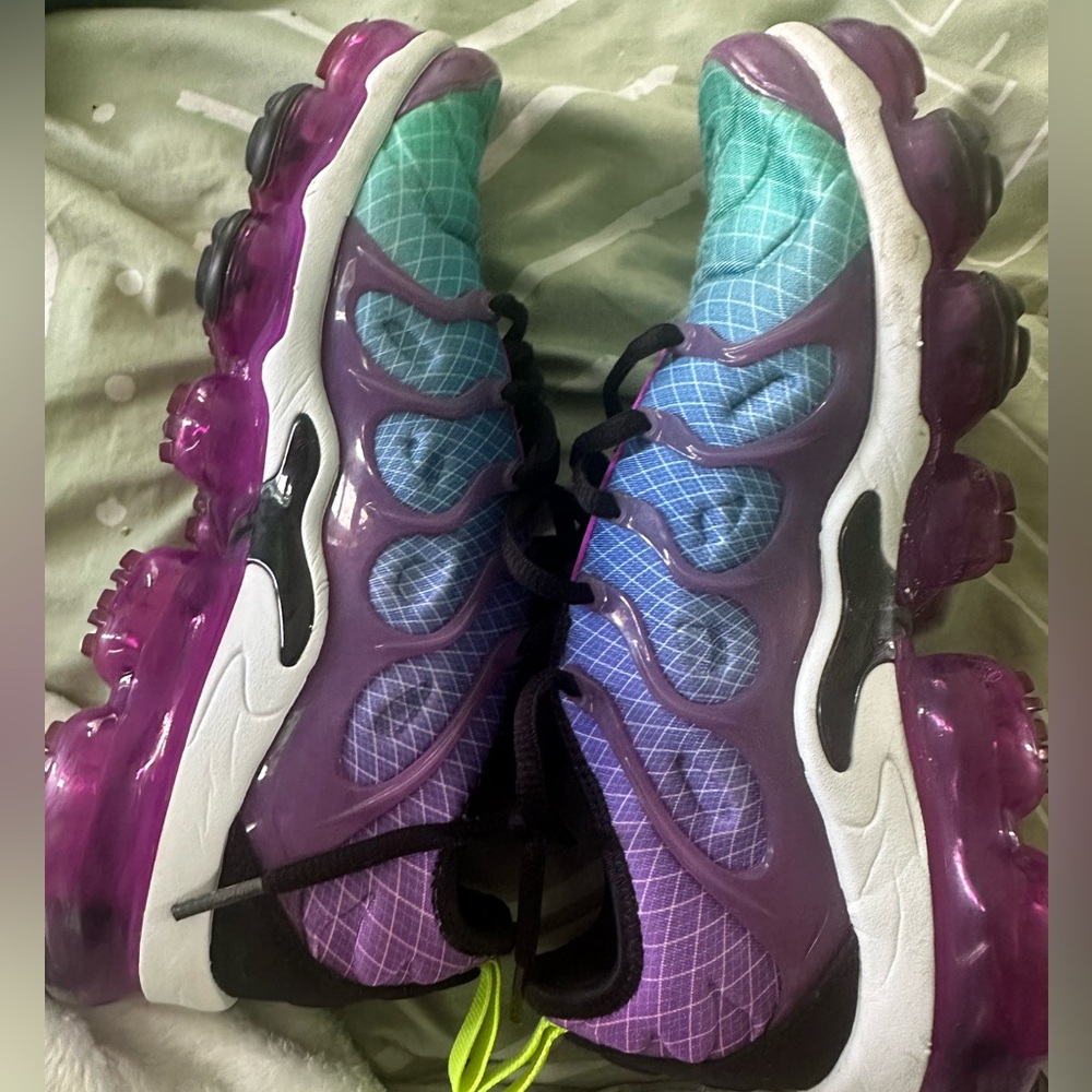 Nike womens air vapormax plus “hyper violet”